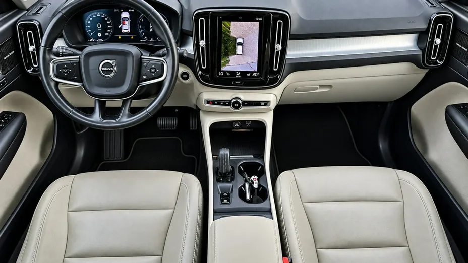 VOLVO XC40 -
