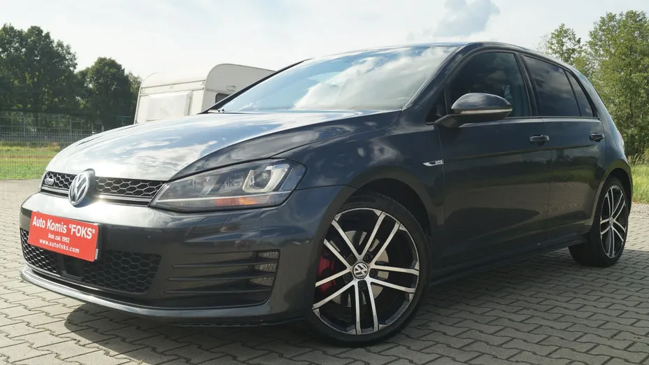 VOLKSWAGEN Golf -