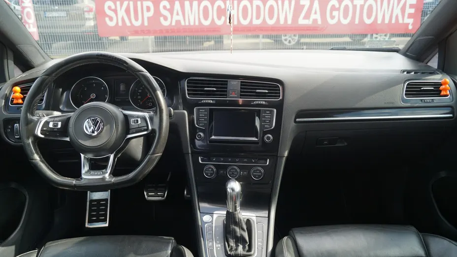 VOLKSWAGEN Golf -