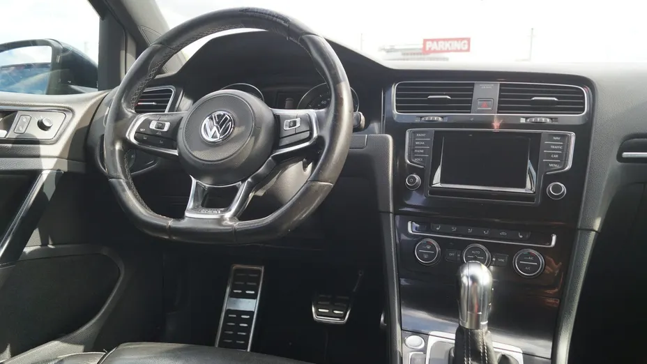 VOLKSWAGEN Golf -