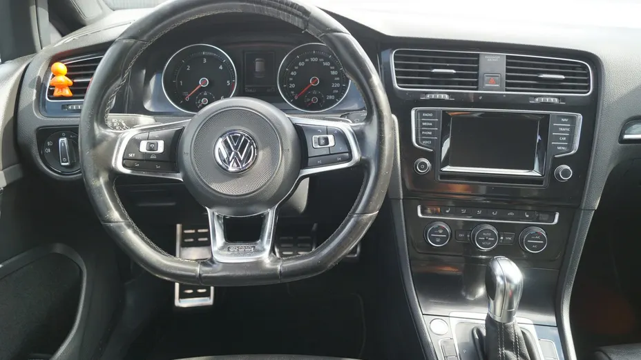 VOLKSWAGEN Golf -