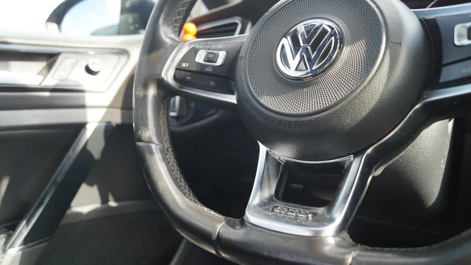 VOLKSWAGEN Golf -