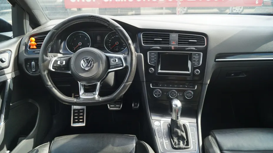 VOLKSWAGEN Golf -