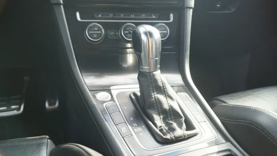 VOLKSWAGEN Golf -