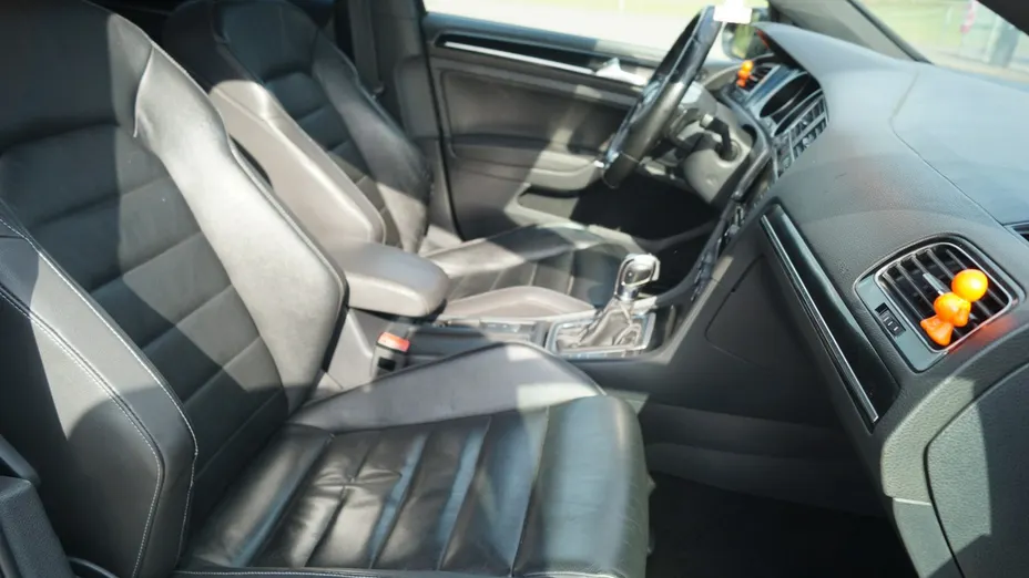 VOLKSWAGEN Golf -