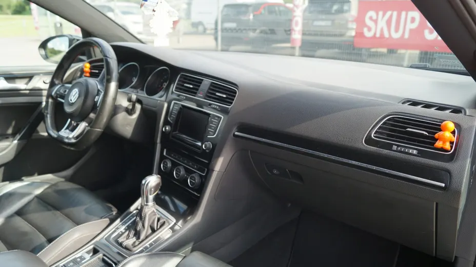 VOLKSWAGEN Golf -