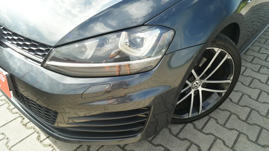 VOLKSWAGEN Golf -