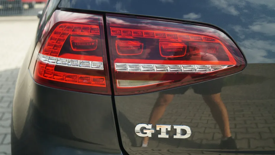 VOLKSWAGEN Golf -