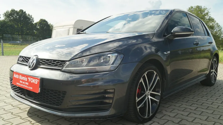 VOLKSWAGEN Golf -