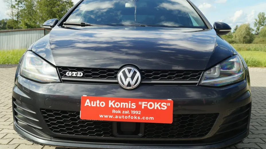 VOLKSWAGEN Golf -