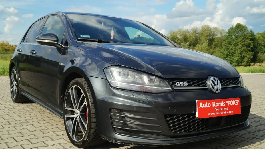 VOLKSWAGEN Golf -