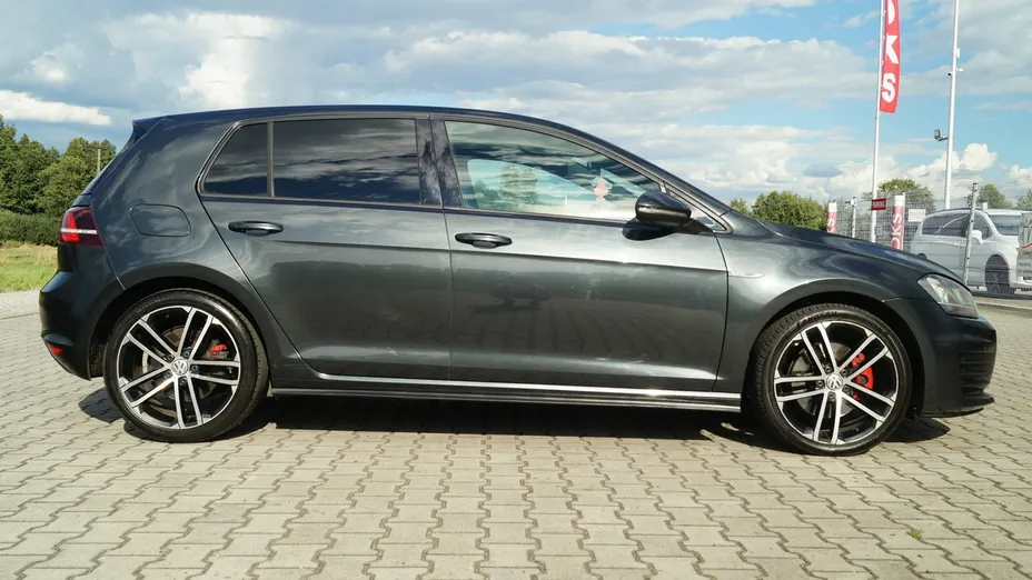 VOLKSWAGEN Golf -