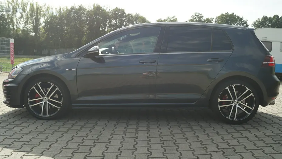 VOLKSWAGEN Golf -