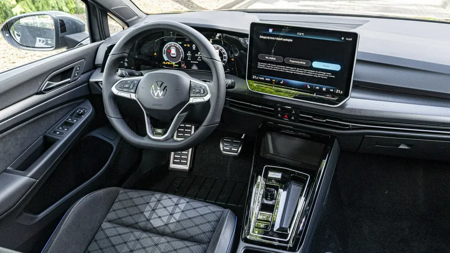 VOLKSWAGEN Golf -