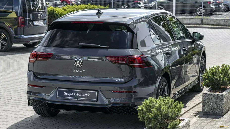 VOLKSWAGEN Golf -