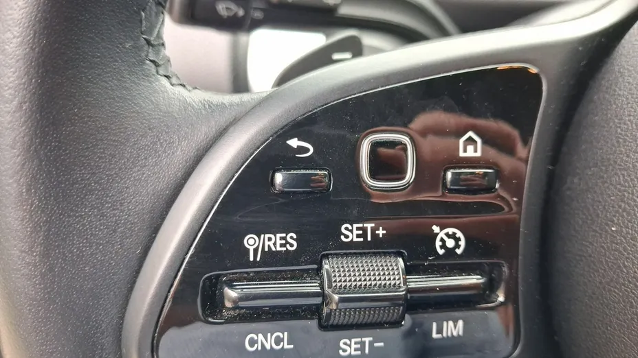MERCEDES-BENZ GLB -