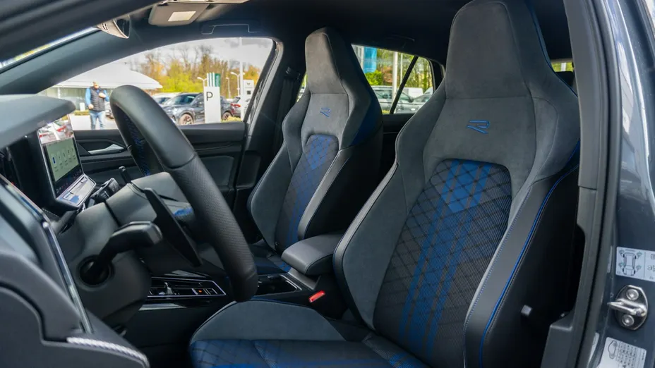 VOLKSWAGEN Golf -