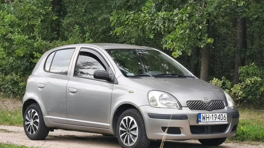 TOYOTA Yaris -