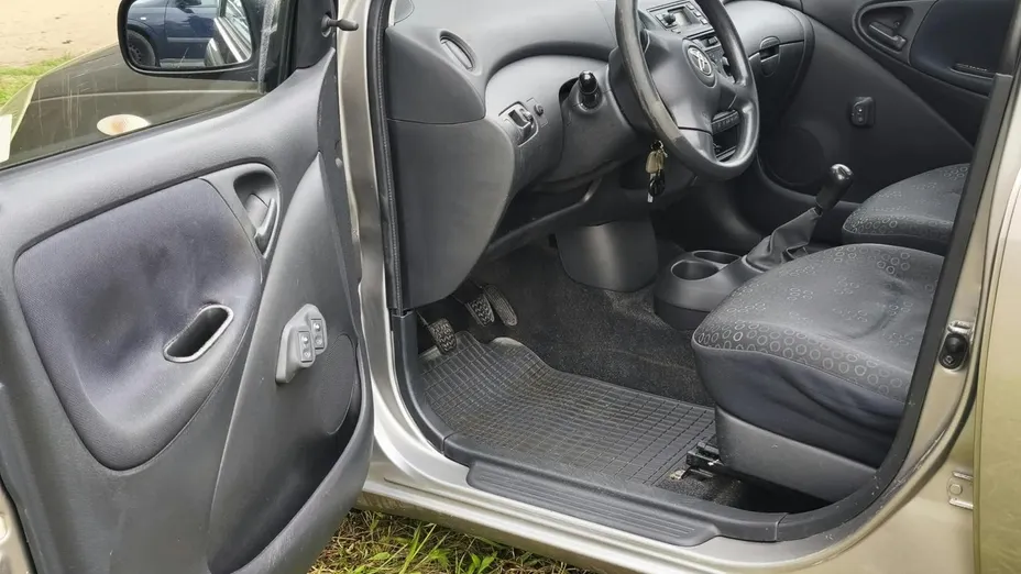 TOYOTA Yaris -