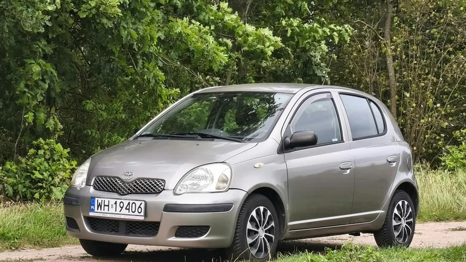 TOYOTA Yaris -