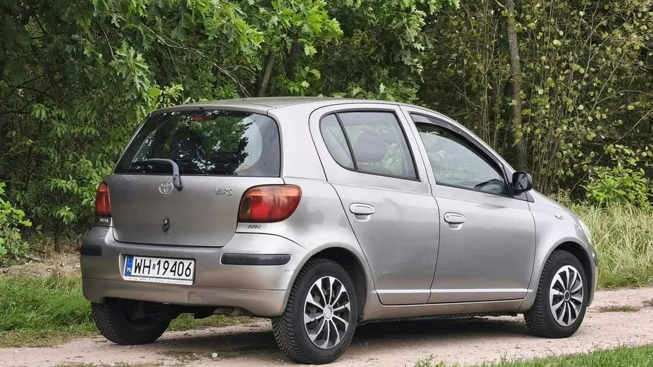 TOYOTA Yaris -