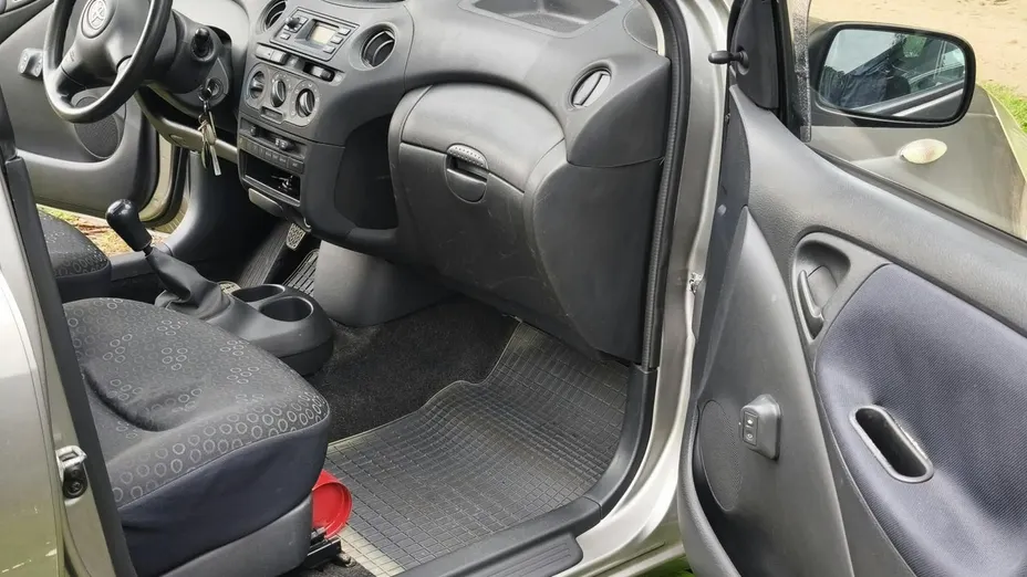 TOYOTA Yaris -