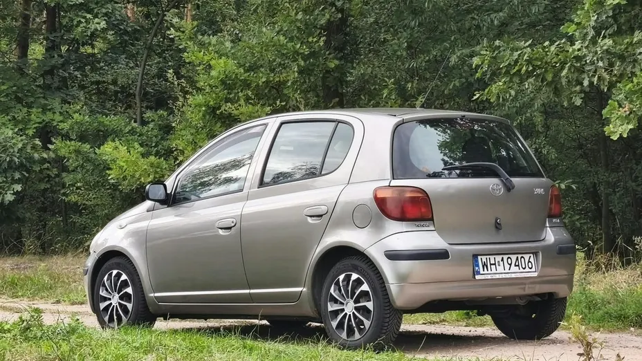 TOYOTA Yaris -