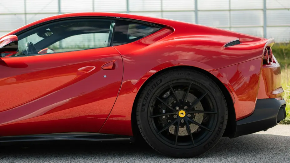FERRARI 812 Superfast -