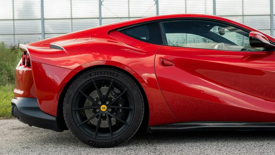 FERRARI 812 Superfast -