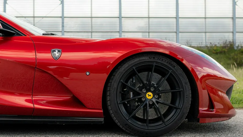 FERRARI 812 Superfast -