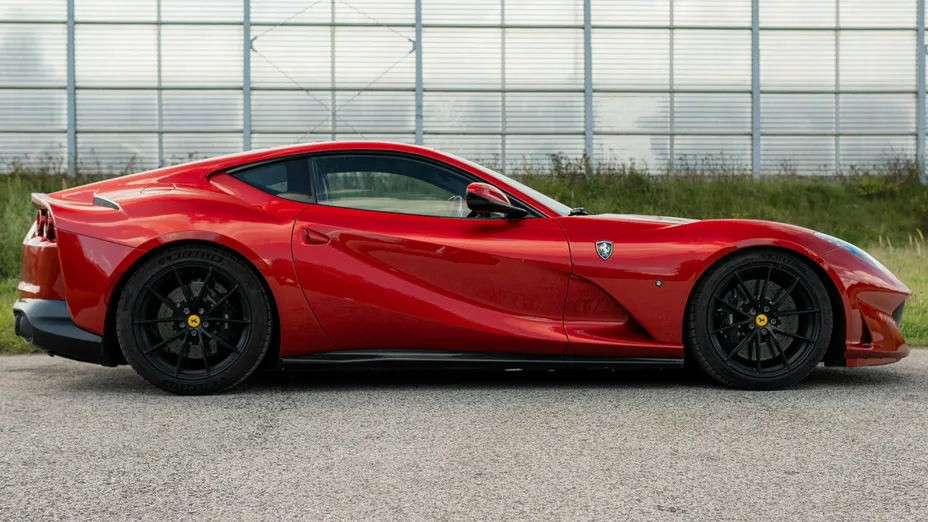 FERRARI 812 Superfast -