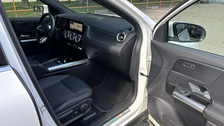 MERCEDES-BENZ EQA -