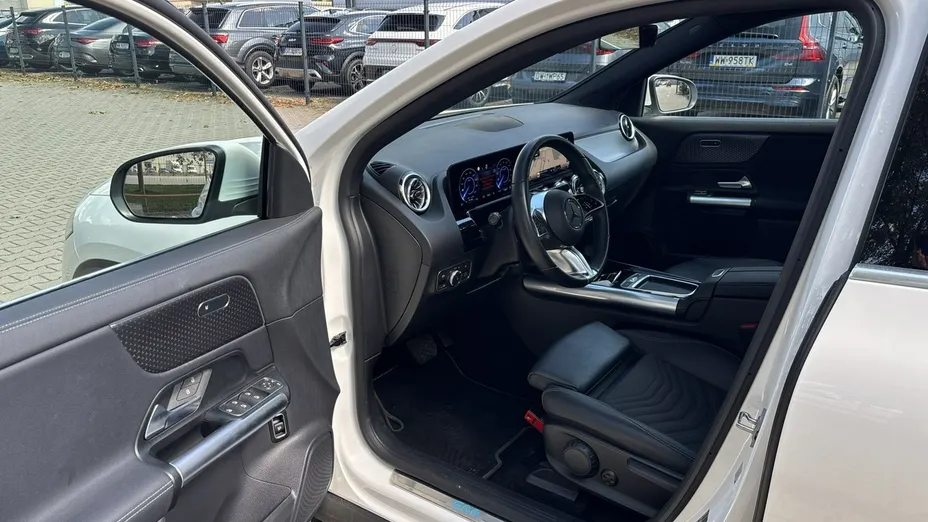 MERCEDES-BENZ EQA -