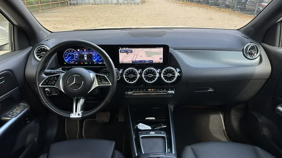 MERCEDES-BENZ EQA -