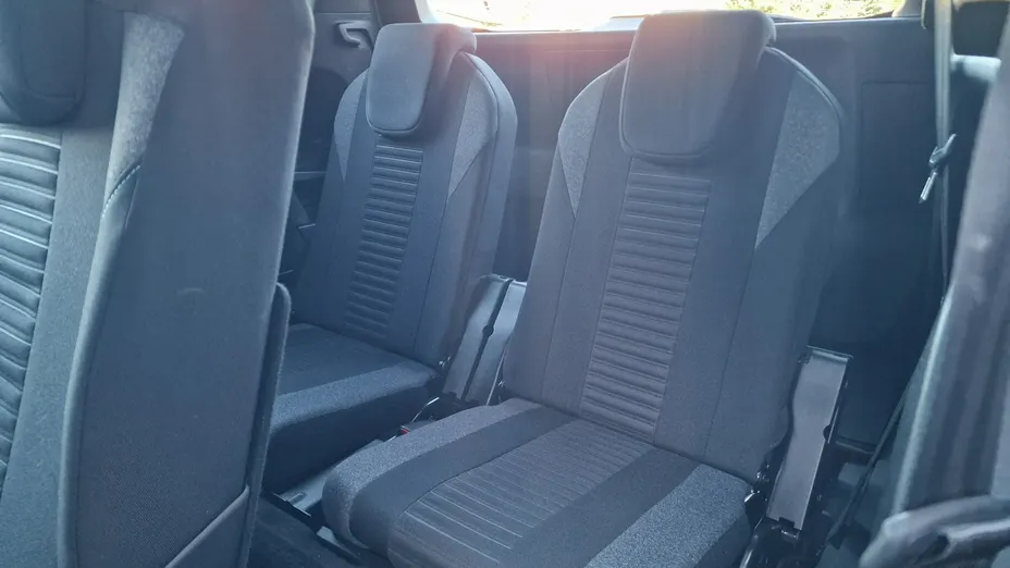 PEUGEOT 5008 -