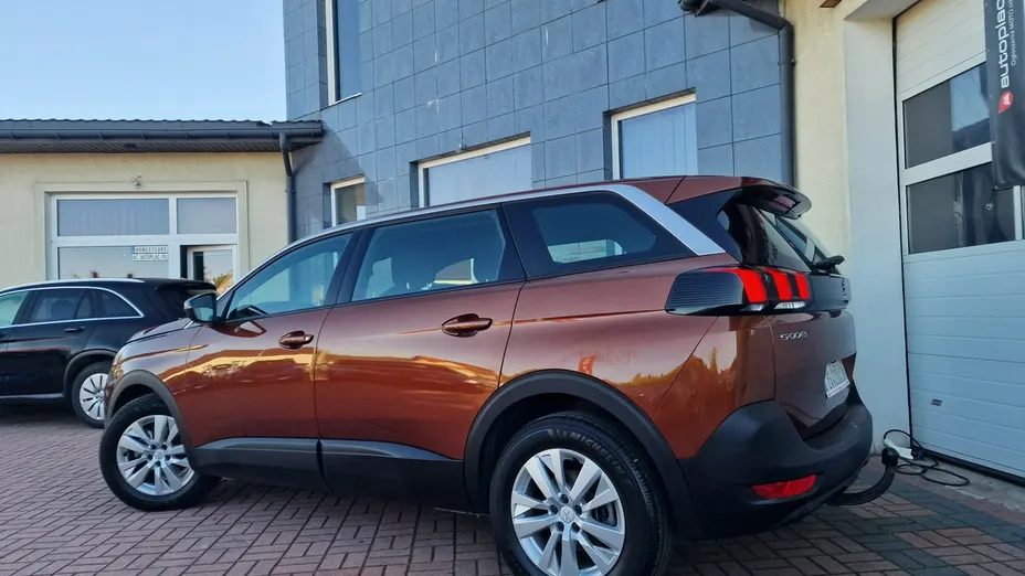 PEUGEOT 5008 -