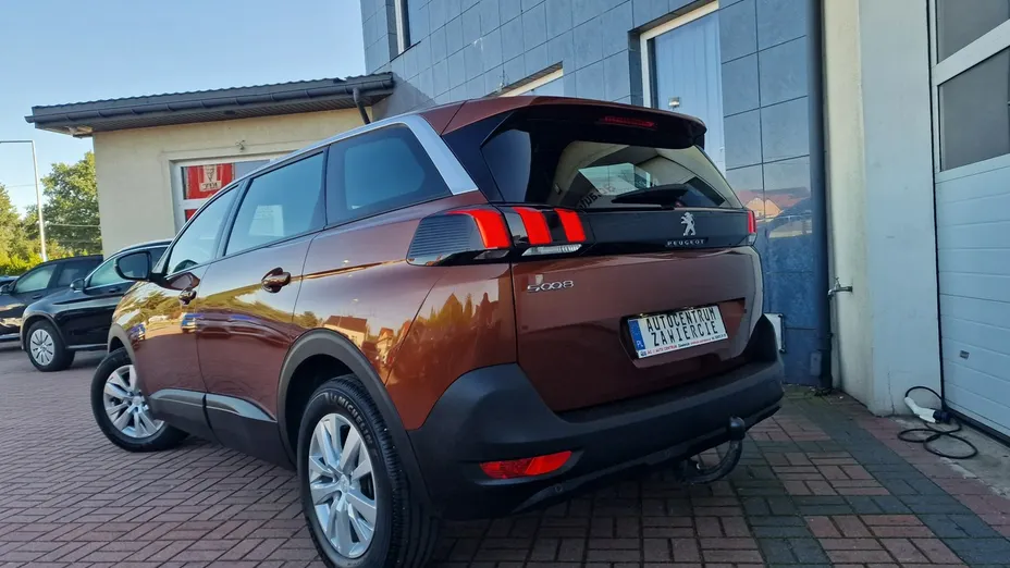 PEUGEOT 5008 -