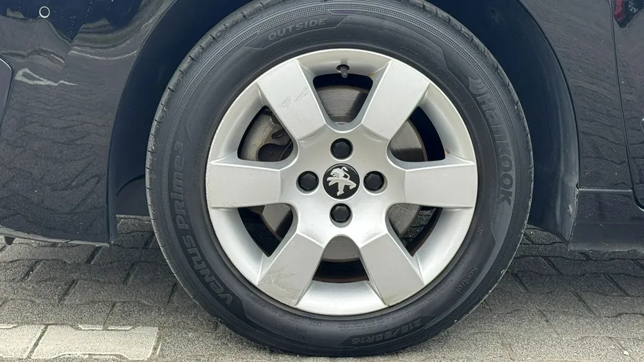 PEUGEOT 5008 -