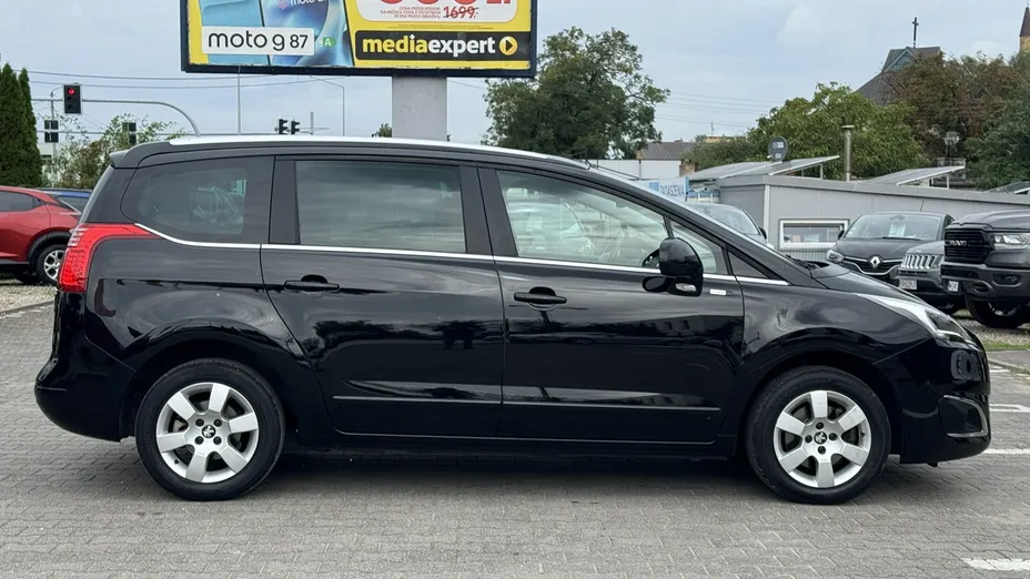 PEUGEOT 5008 -