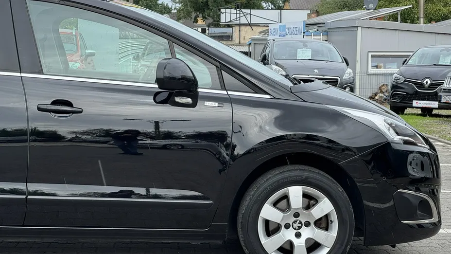 PEUGEOT 5008 -