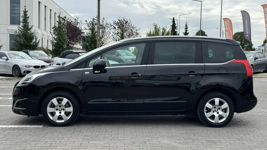 PEUGEOT 5008 -