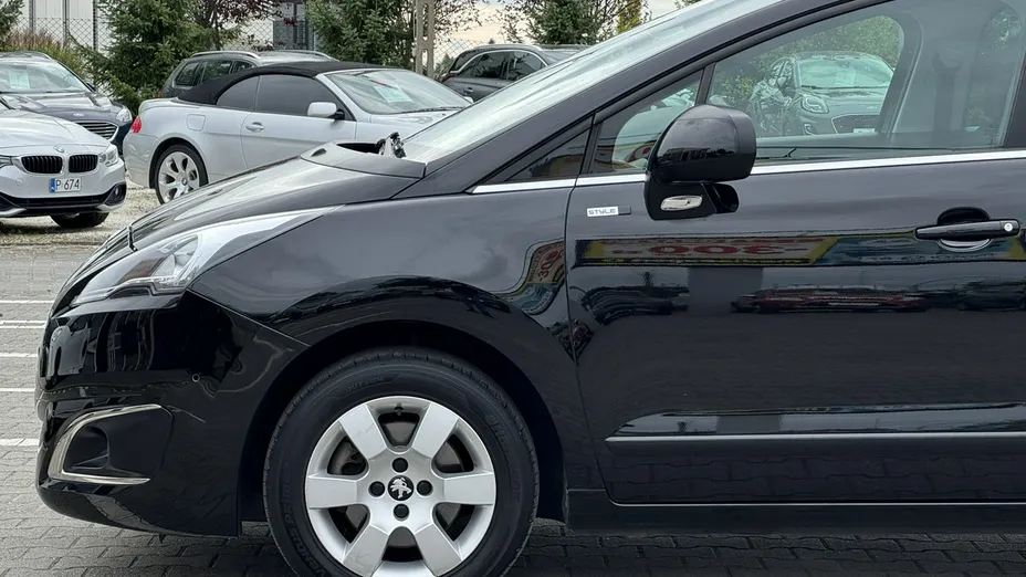 PEUGEOT 5008 -