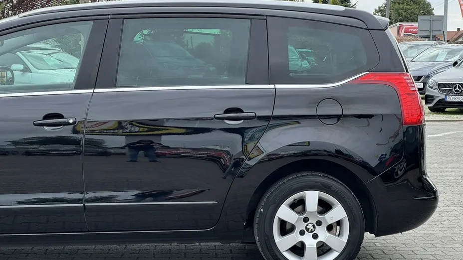 PEUGEOT 5008 -