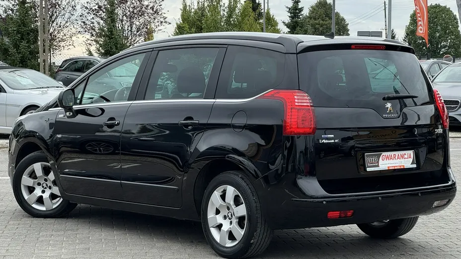 PEUGEOT 5008 -
