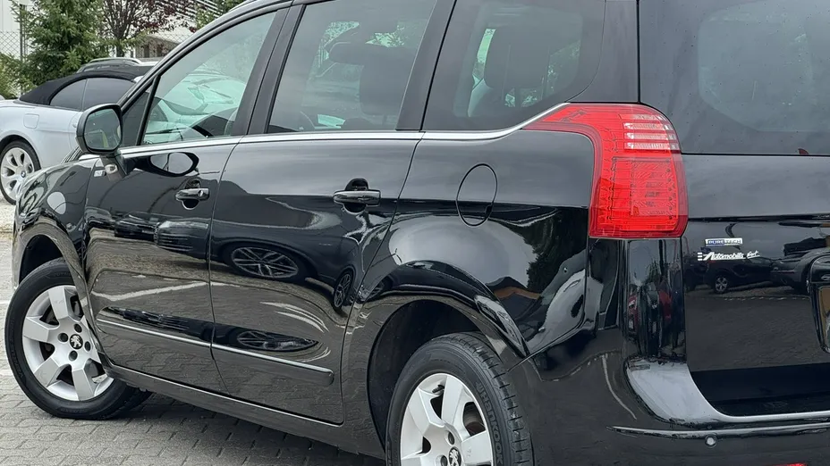 PEUGEOT 5008 -