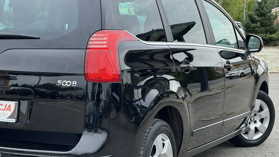 PEUGEOT 5008 -