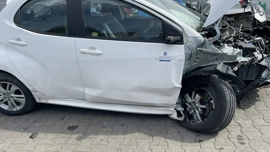 TOYOTA Yaris -