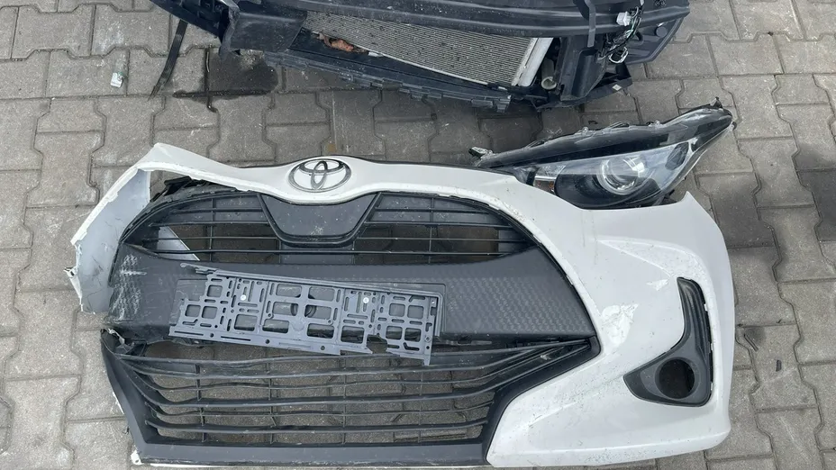 TOYOTA Yaris -