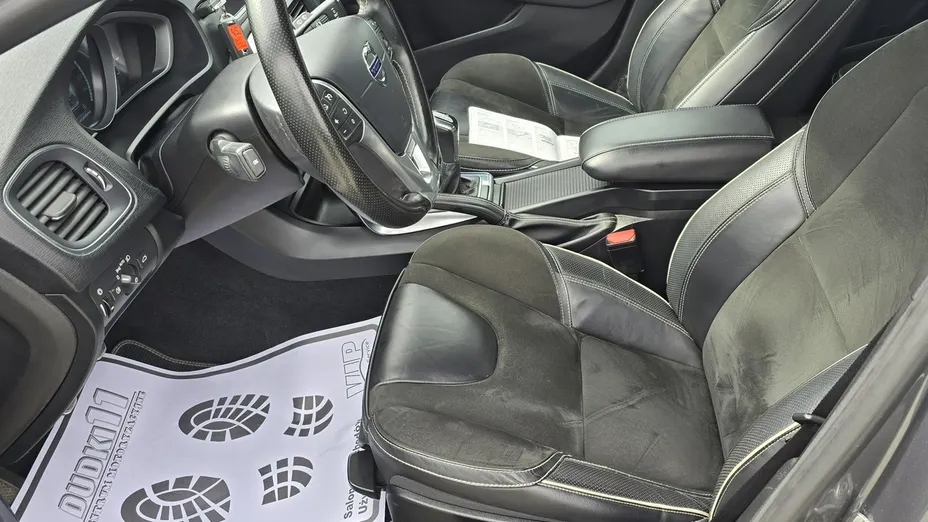VOLVO V40 -