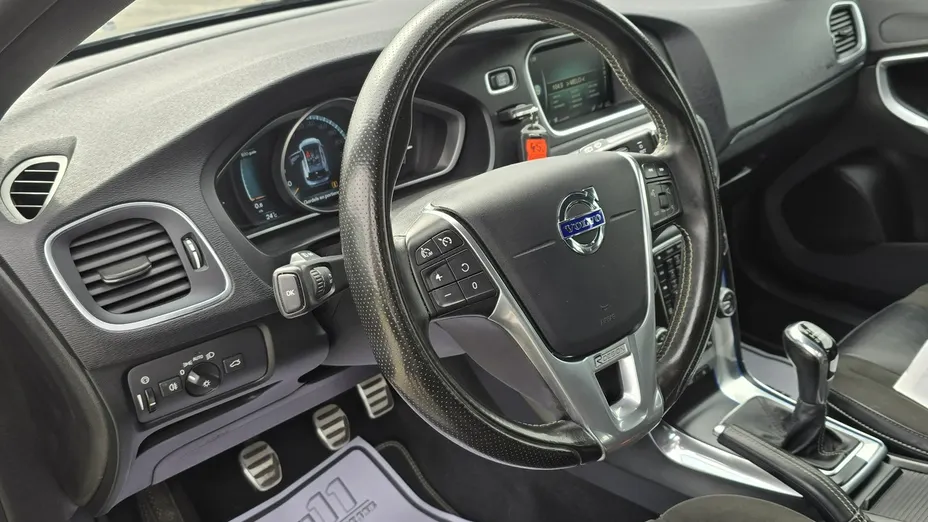 VOLVO V40 -